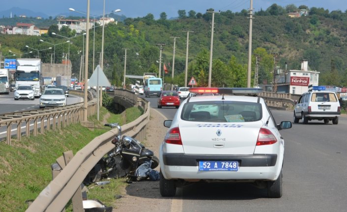 Ordu'da kazaya giden polis aracı motosikletle çarpıştı