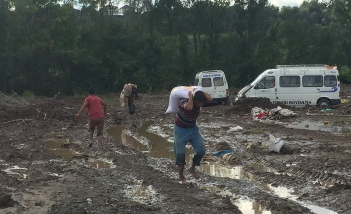 Dere taşınca mevsimlik işçilerin çadırlarını su bastı
