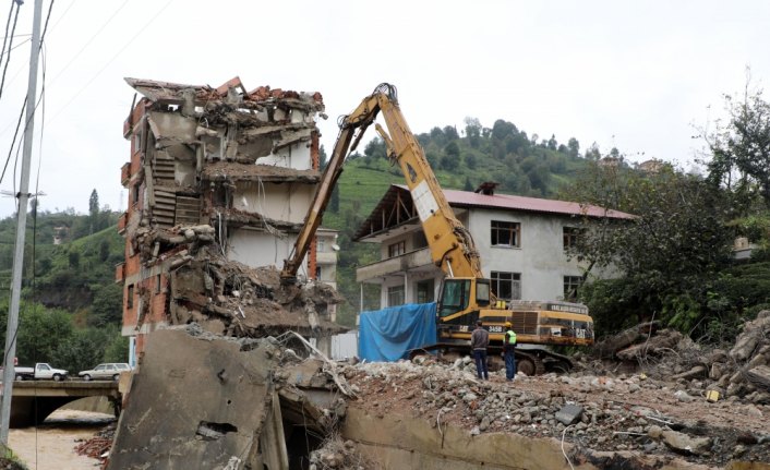 Rize'deki 7 katlı binanın yıkımı tamamlandı