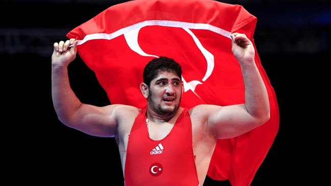 Milli güreşçi Osman Yıldırım'dan gümüş madalya