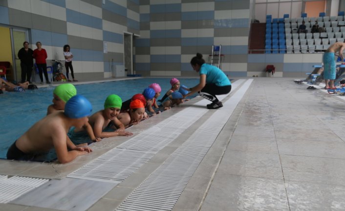 Köy çocukları havuzla tanışıp yüzme öğreniyor