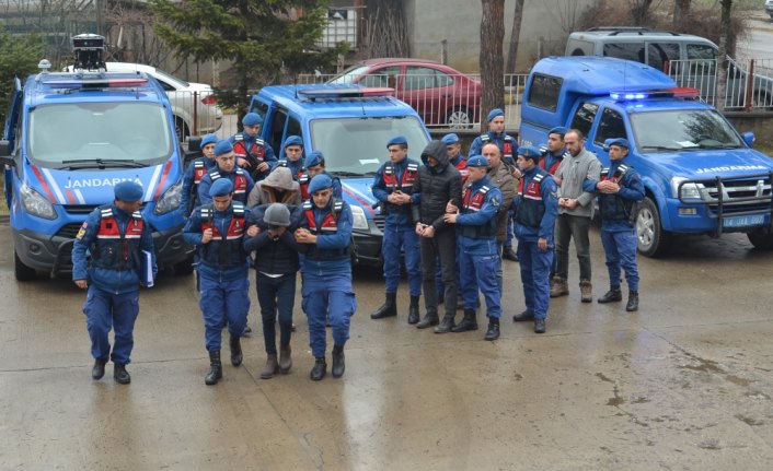 Bolu'da 3 günde 58 evden hırsızlık yapan şüpheliler hakim karşısında