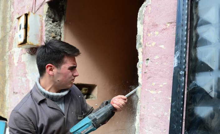 Meslek lisesi öğrencileri eskiyen evleri onarıyor