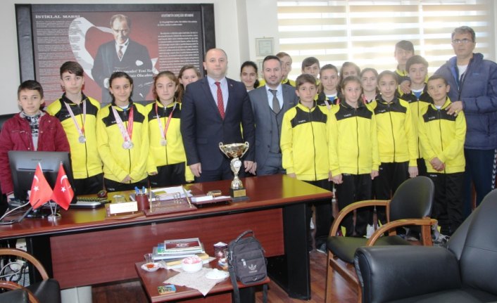 Taşova Milli Eğitim Müdürü Tümer şampiyon atletleri kabul etti