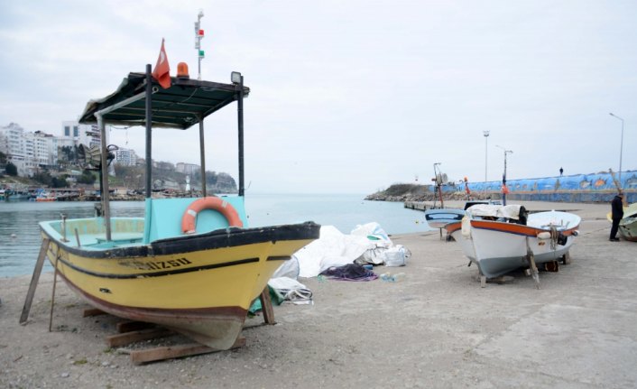 Balıkçılar teknelerini tamir ediyor