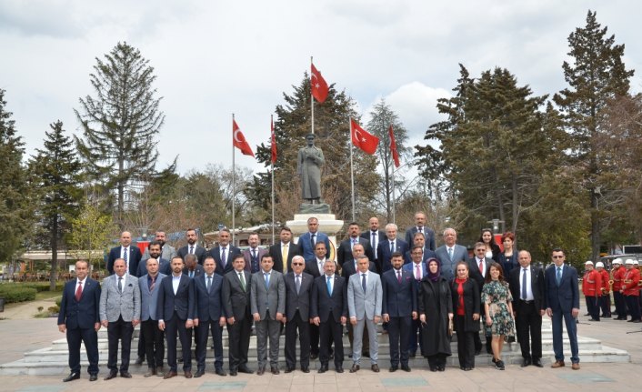 Başkan Aşgın, Atatürk Anıtı'na çelenk sundu