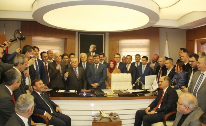 Giresun Belediye Başkanı Şenlikoğlu, mazbatasını aldı