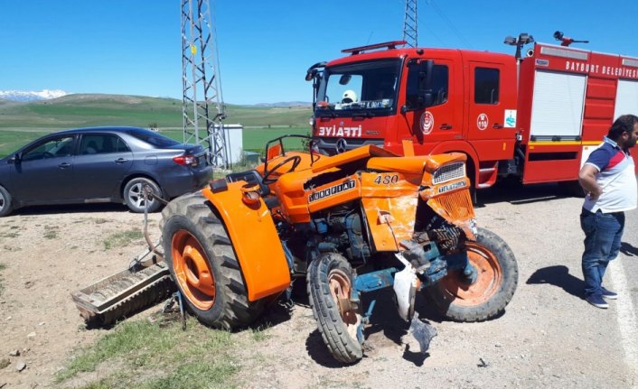 Bayburt'ta traktör ile otomobil çarpıştı: 3 yaralı