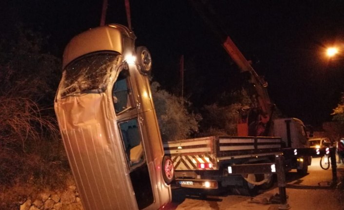 Amasya'da hafif ticari araç devrildi: 3 yaralı