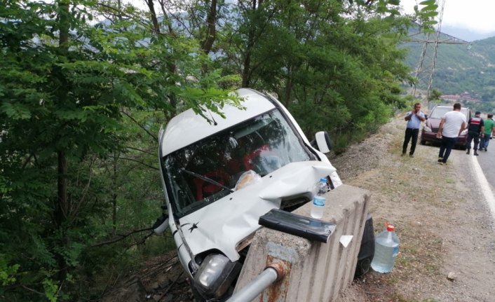 Artvin'de kamyonet bariyerlere çarptı: 1 ölü, 6 yaralı