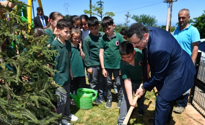 Ortahisar Belediye Başkanı Genç, öğrencilerle fidan dikti