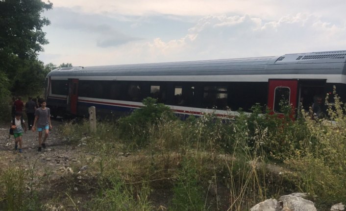 Yolcu treninin çarptığı kişi yaralandı