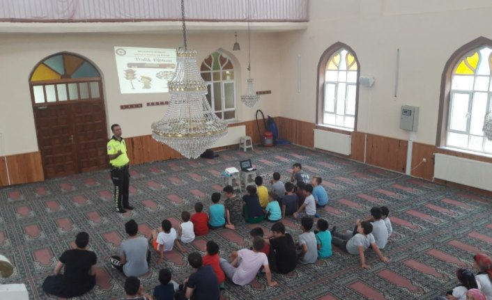 Kur'an kurslarında çocuklara trafik eğitimi