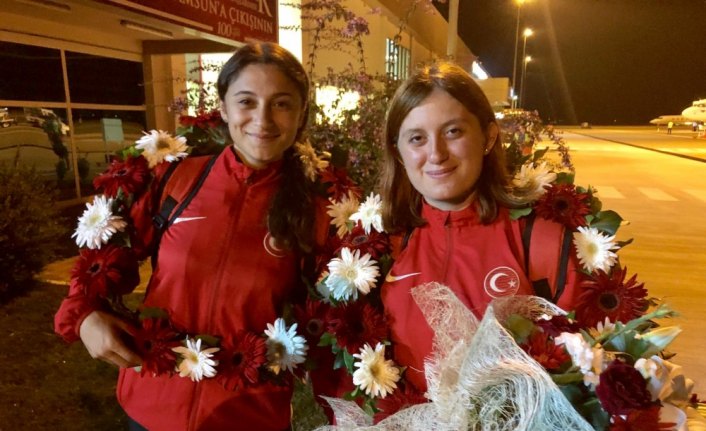 Milli sporcular memleketlerinde çiçeklerle karşılandı