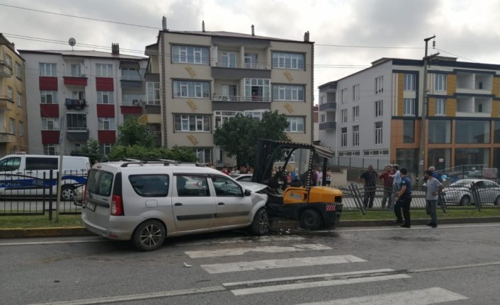 Samsun'da otomobil ile forklift çarpıştı: 5 yaralı