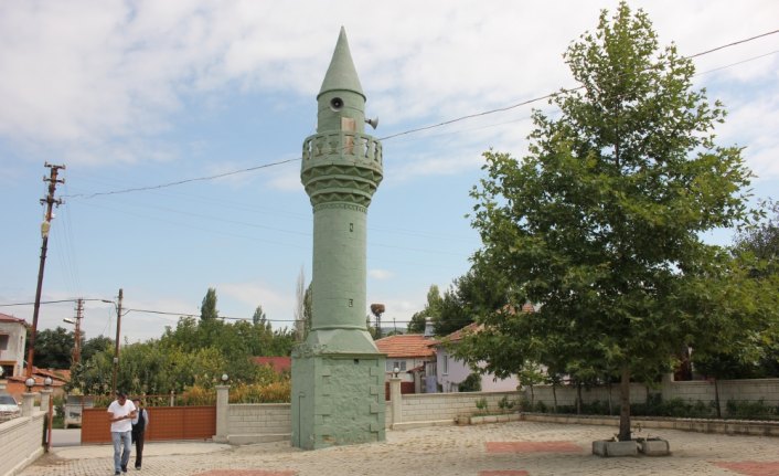 Cami ile minarenin ayrı yerde olması şaşırtıyor