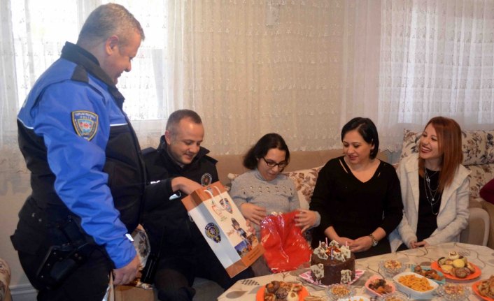 Amasya'da polis engelli gence doğum günü sürprizi yaptı