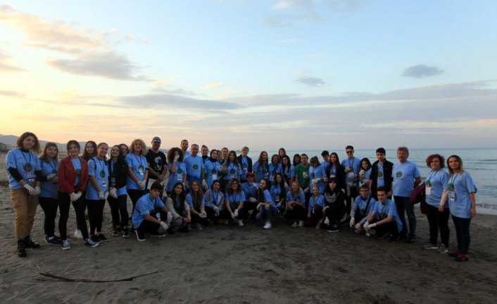 Avrupalı öğrenciler Samsun'da sahil temizliği yaptı