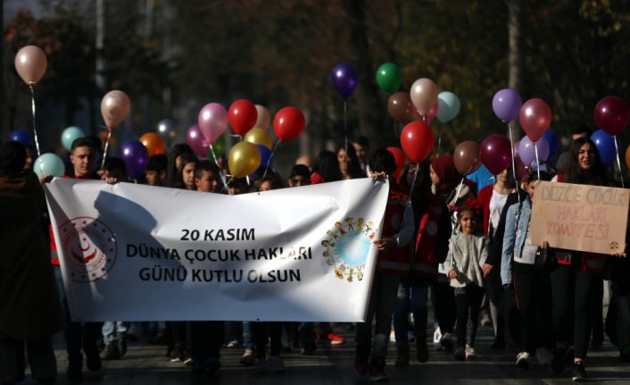 Düzce'de çocuklar haklarına renkli balonlar uçurarak dikkati çekti