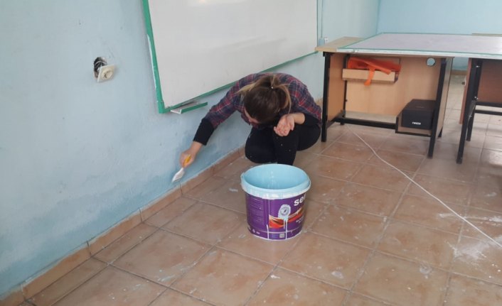 Fedakar öğretmenler köy okullarını boyadı
