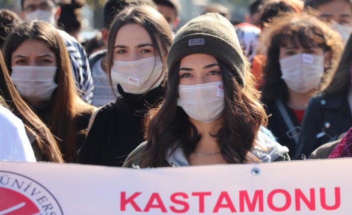 Kastamonu'da üniversite öğrencileri lösemiye dikkati çekmek için maskeyle yürüdü