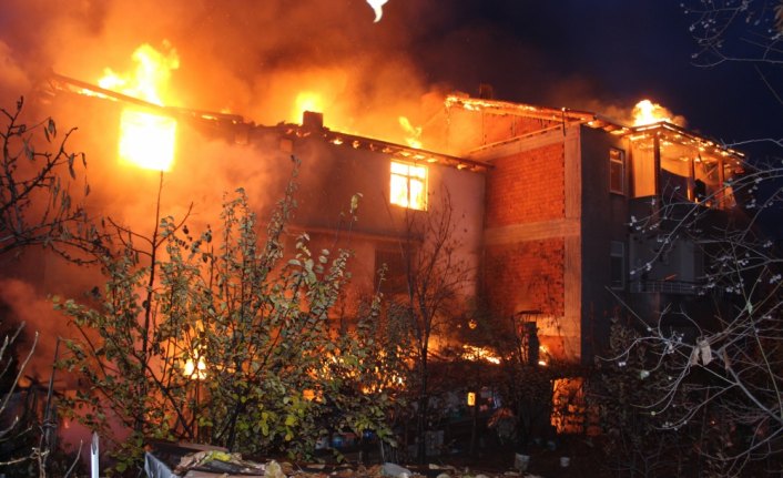 Tokat'ta çatı yangınında 3 ev zarar gördü
