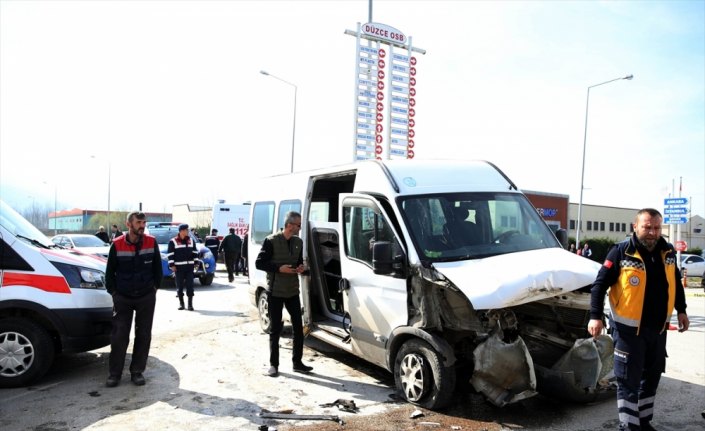 Düzce'de işçi servisiyle hafriyat kamyonu çapıştı: 15 yaralı