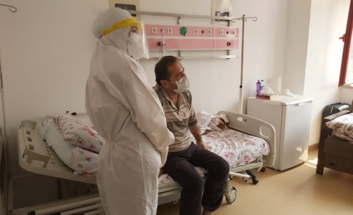 Koronavirüs şüphesiyle yatırıldığı hastanede hemşire kızı yalnız bırakmadı