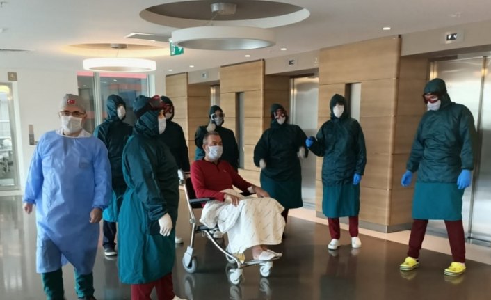 Samsun'da koronavirüs tedavisi biten hasta alkışlarla taburcu edildi