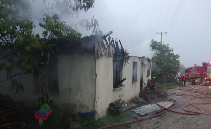 Bolu'da ev ve kümes yangını