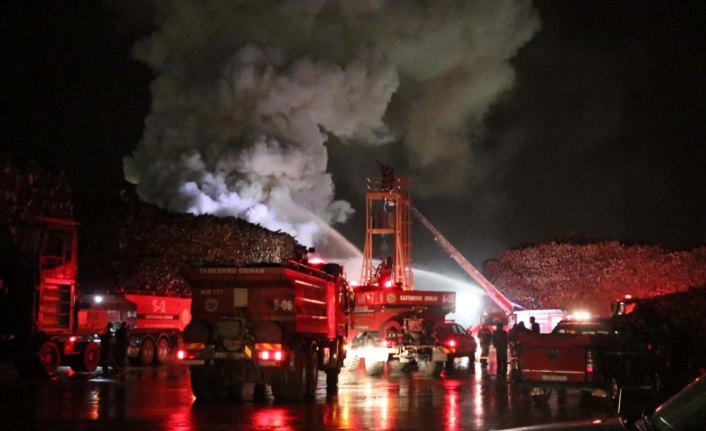 Kastamonu'da ağaç işleri yapan bir fabrikanın odun deposunda yangın çıktı