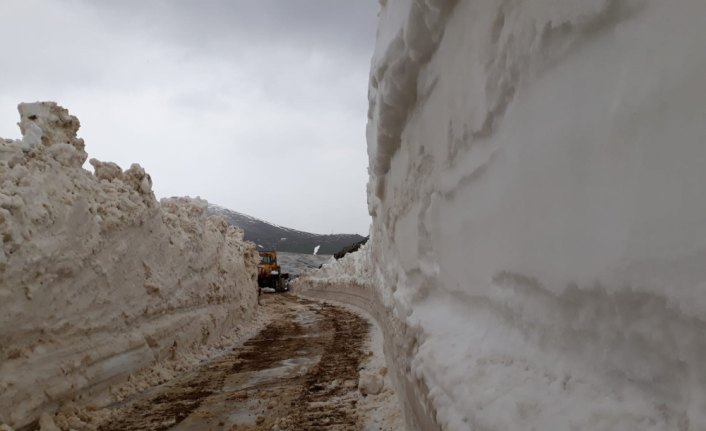 Trabzon'da 18 yayla yolunda karla mücadele çalışması yapılıyor