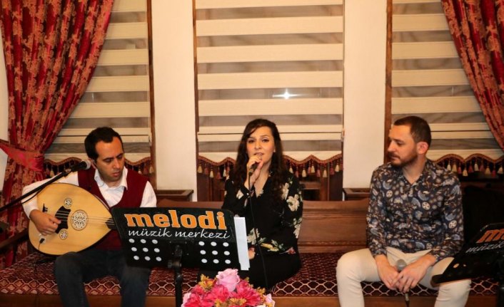 Türk müziği topluluğunun sosyal medyadan canlı yayımlanan konserine yoğun ilgi