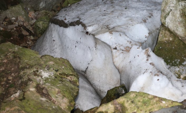 Karı ağustos sıcağında bile erimeyen mağara ilgi çekiyor
