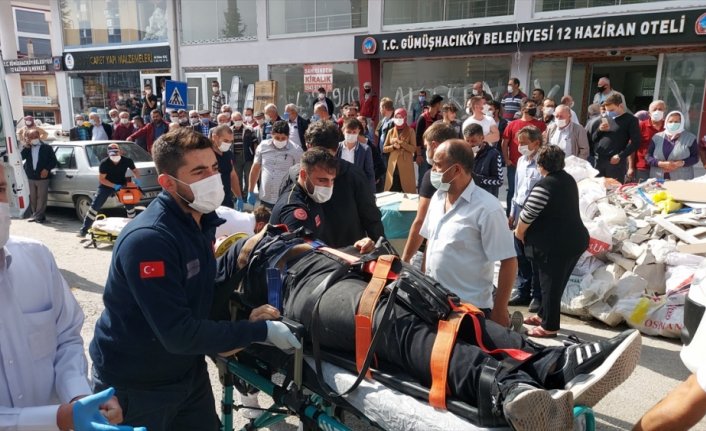 Amasya'da hafif ticari araç yayalara çarptı: 3 yaralı