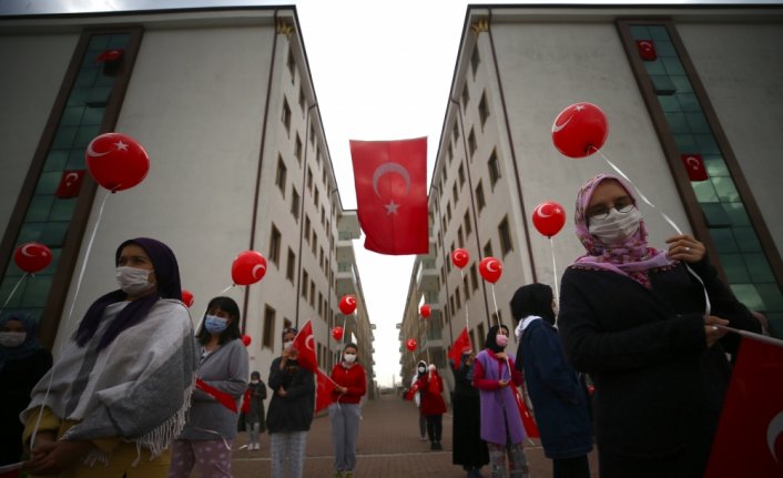 Düzce'de üniversite öğrencileri gökyüzüne 97 Türk bayraklı balon bıraktı