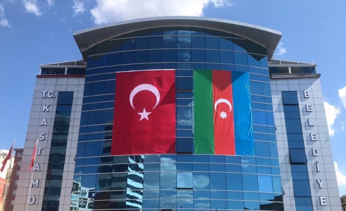 Kastamonu'da belediye binasına Türk ve Azerbaycan bayrakları asıldı
