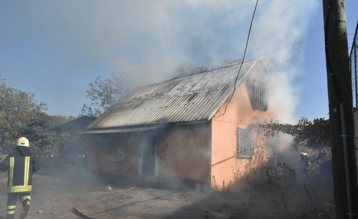 Samsun'da evde çıkan yangın okula sıçramadan söndürüldü
