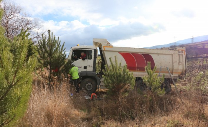 Bolu'da şarampole devrilen hafriyat kamyonunun sürücüsü yaralandı