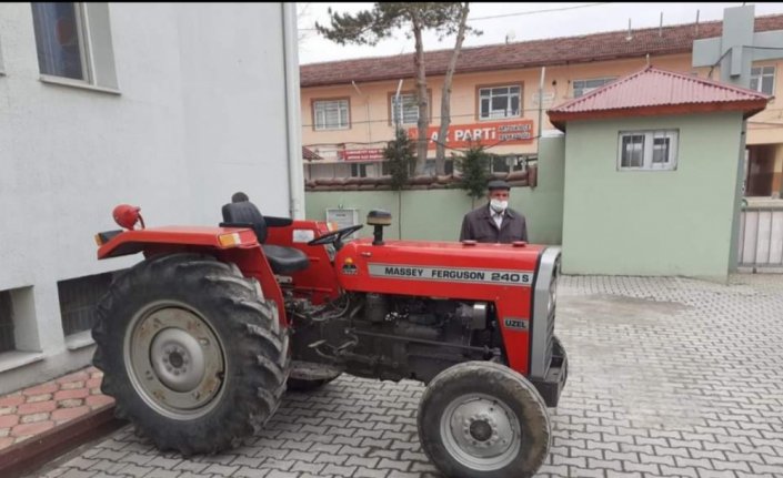 Tokat'ta çalınan traktörü bulan jandarma sahibine teslim etti