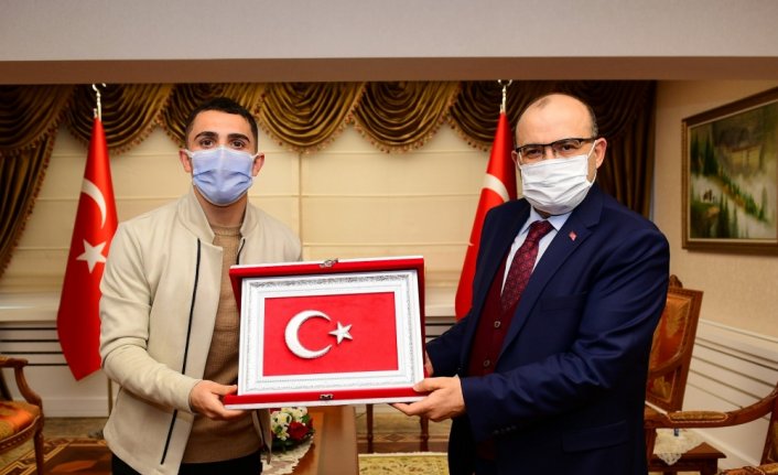 Trabzonsporlu futbolcular, Trabzon Valisi Ustaoğlu'nu ziyaret etti