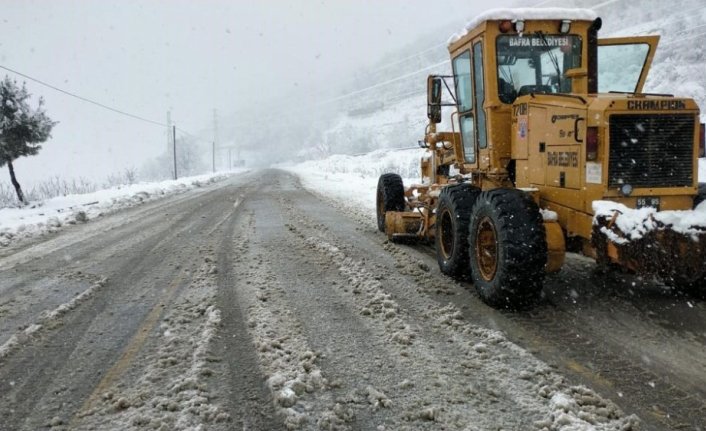 Bafra Belediyesi kar nedeniyle kapanan yolları açmak için çalışmalarını sürdürüyor