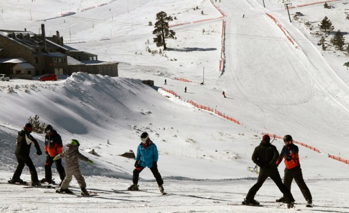 Kartalkaya yarıyıl tatilinin son günlerinde de kayakseverleri ağırlıyor