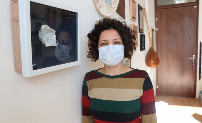 Kovid-19'a sanatla dikkati çekmek için porselenden maske yapıyor