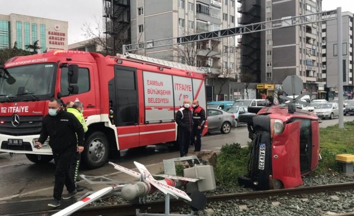 Samsun'da hafif ticari araç devrildi: 1 yaralı
