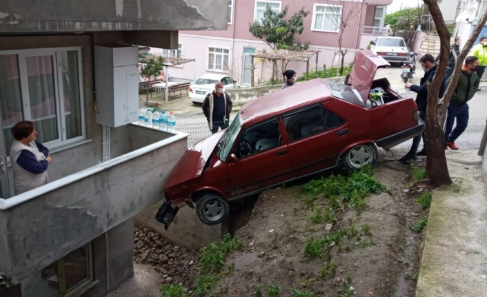 Sinop'ta park halindeyken hareket eden otomobil bir evin balkonuna çarptı