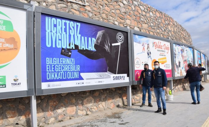 Tokat'ta siber suçların gerçekleşmeden önlenmesi için hazırlanan görseller billboardlara asıldı