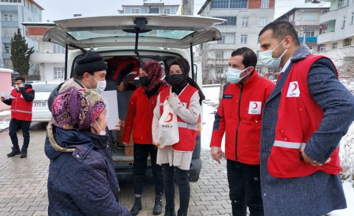 Türk Kızılaydan ihtiyaçlı ailelere gıda yardımı
