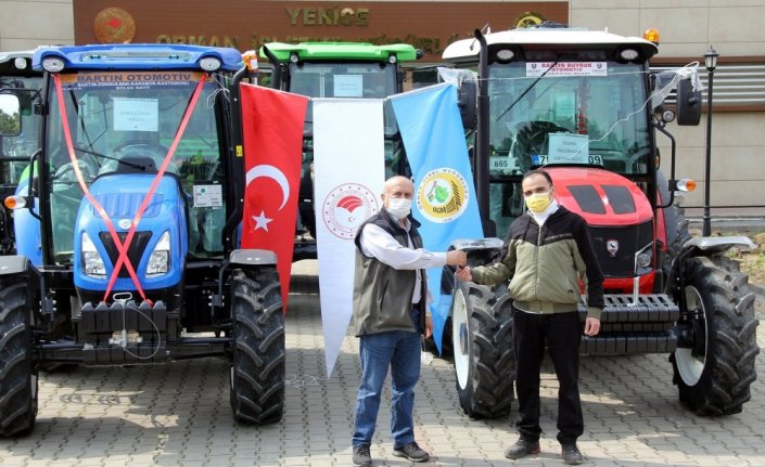 Karabük'te ORKÖY projesiyle alınan 5 traktör orman köylüsüne verildi