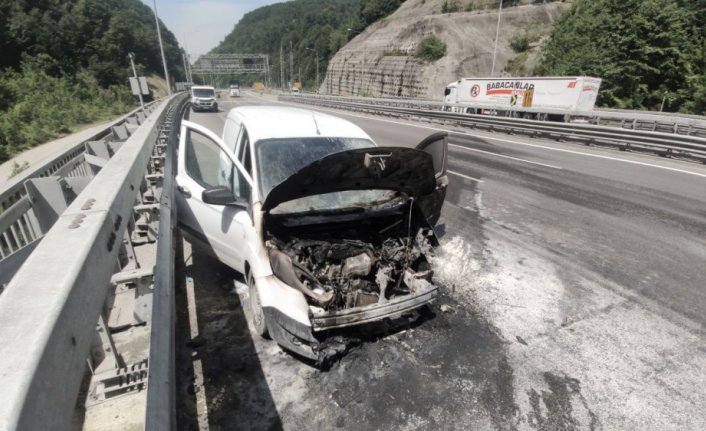 Anadolu Otoyolu'nda seyir halindeyken yanan ticari araç kullanılmaz hale geldi